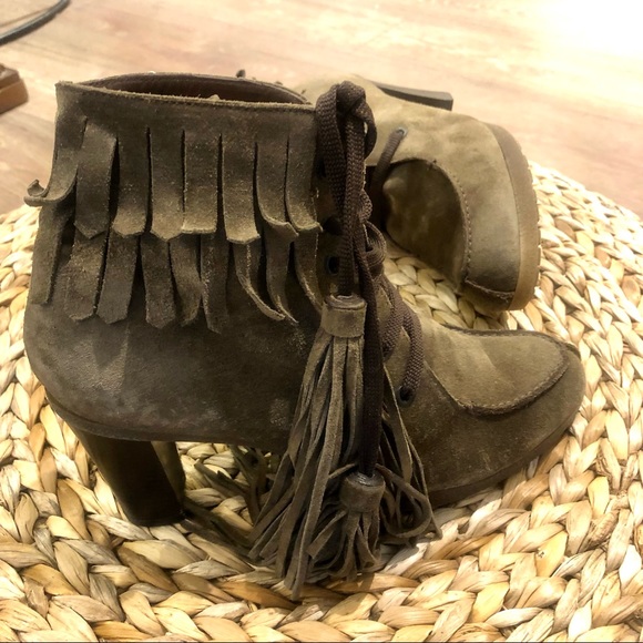 Ron White “ All day heels” Suede Booties with fringe and tassels , size 7,5 (38) - Picture 3 of 9